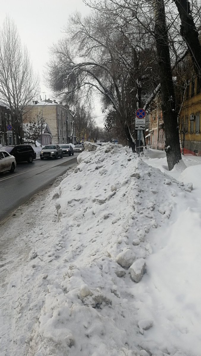 Aniram2015's tweet photo. @maria_schepkova @redfoxika @Pugachev_AV @rradyukov @AdmSamRna @DepGorHozSamara @SamMobilePriem @SODEDDS Вот как раз дорога от Пионерской, 100 в сторону 13 школы. Ну повесили вы ленту, а дальше, то что? Летать люди не умеют. https://t.co/t5swlIHbWq