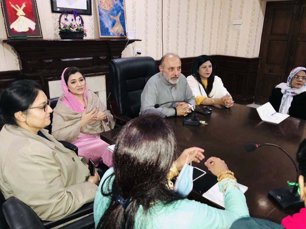 SaroImran's tweet photo. Meeting with Providers Minister Social Welfare &amp; Bait ul Mal Mr. Yawar Abbas Bukhari . I am glad to know the policies and plans in pipe line for socio economic empowerment of marginalised groups and women 

District Women Peace Forum #SPDO 

@GovtofPunjabPK @CenterPink https://t.co/oUmqtc1hYX