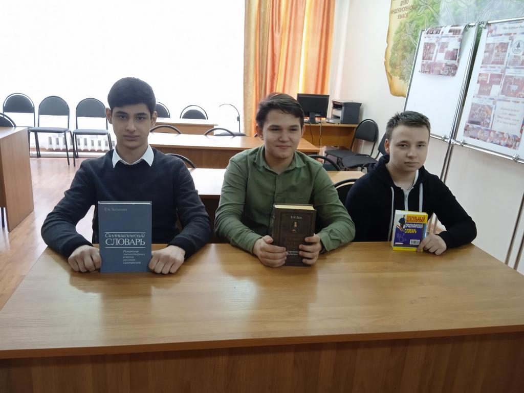 school132samara's tweet photo. Сегодня выставкой в библиотеке школы открылась "Неделя родного языка", которой в плане реализации мероприятий Года культурного наследия народов России отводится очень важное место. Планируется, что выставку посетят дети 9 и 11 классов очно и в онлайн формате остальные ученики. https://t.co/kMAwVyceRo