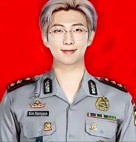 btslovsu's tweet photo. REMEMBER THE TIME WHEN AN ARMY 
TOLD THAT HER WALLET GOT STOLEN BUT LATER THE THIEF CAME BACK AND RETURNED IT TO HER BECAUSE IT HAD AN EDITED PIC OF NAMJOON AS A COP..
- KIM NAMJOON SUPREMACY!!✋🧘‍♀️ https://t.co/IzNtS1vPE8