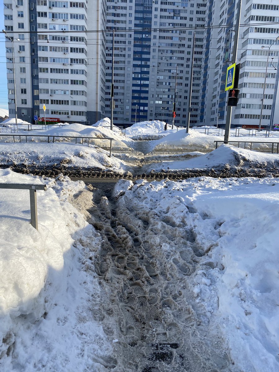 KonradRay's tweet photo. @EDDSSamara @GkpAsado @MP_Blago63 @E_Lapushkina это переходы на углу Тополей и Ташкентской. Когда-нибудь почистят? https://t.co/JnvBGhhILv