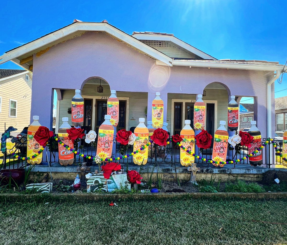 Just in time for #YardiGras / #MardiGras - check out this @BigShotSoda #HouseFloat in Gentilly! 

#bigshotsoda #nola #neworleans #carnivaltime