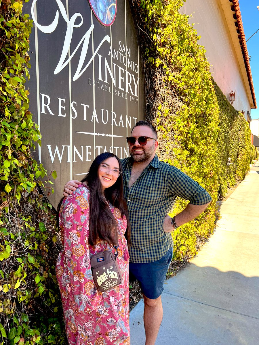 AlissaReyYAY's tweet photo. cute lil family brunch at the winery 💖 https://t.co/qYeTHrj3gT