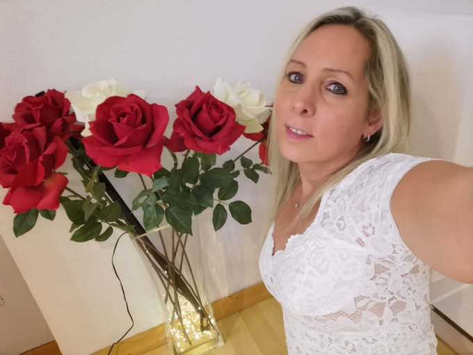 Sch&ouml;nen Valentinstag w&uuml;nsche ich euch. Ich bin der Meinung, dass man t&auml;glich seinen Liebsten ein L&auml;cheln<a href="/tag/selfie"class="tags"><span>#selfie</span></a><a href="/tag/sexy"class="tags"><span>#sexy</span></a><a href="/tag/hotgirls"class="tags"><span>#hotgirls</span></a><a href="/tag/valentinstag"class="tags"><span>#valentinstag</span></a><a href="/tag/blondinen"class="tags"><span>#blondinen</span></a>