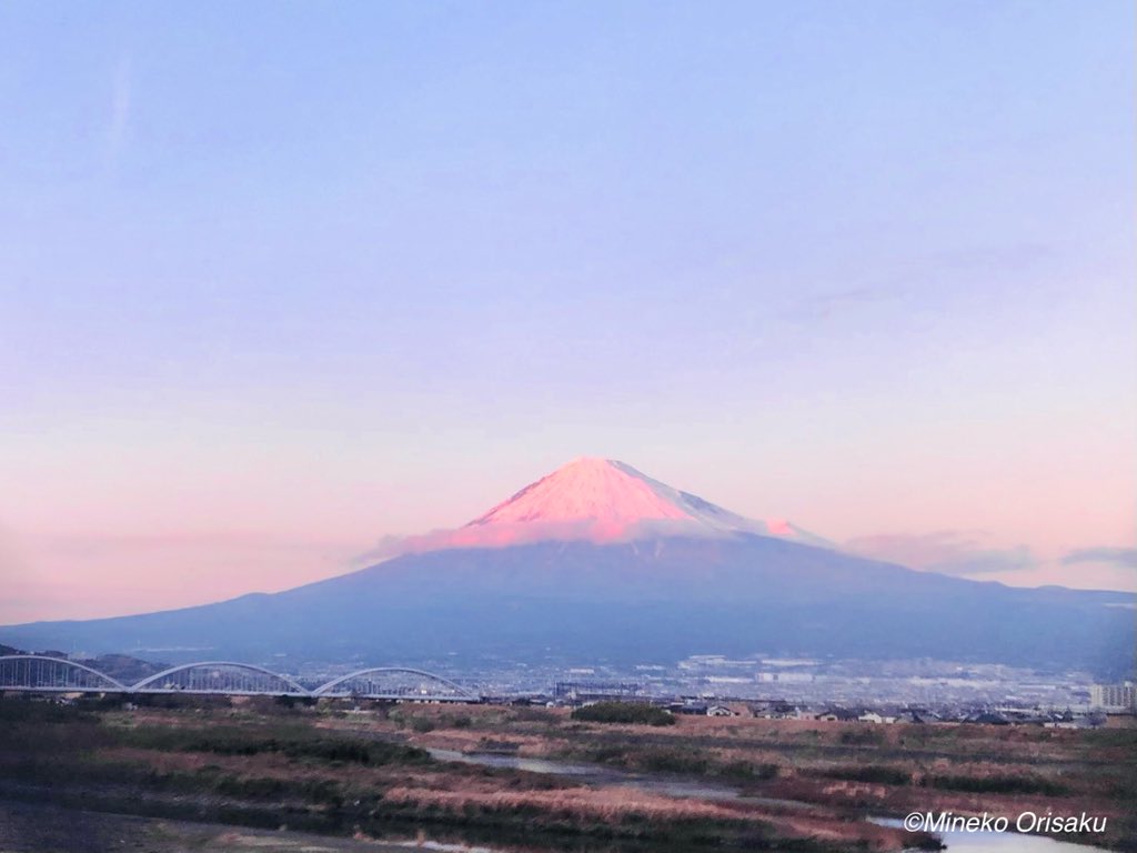東京ー大阪を毎週行き来していると、時間と天気のタイミングで美しい富士山に出逢うことがある。

When I go back and forth between Tokyo and Osaka every week, I sometimes meet beautiful Mt. Fuji at the timing of time and weather.

 #orisaku_mineko  #織作峰子 #photographer