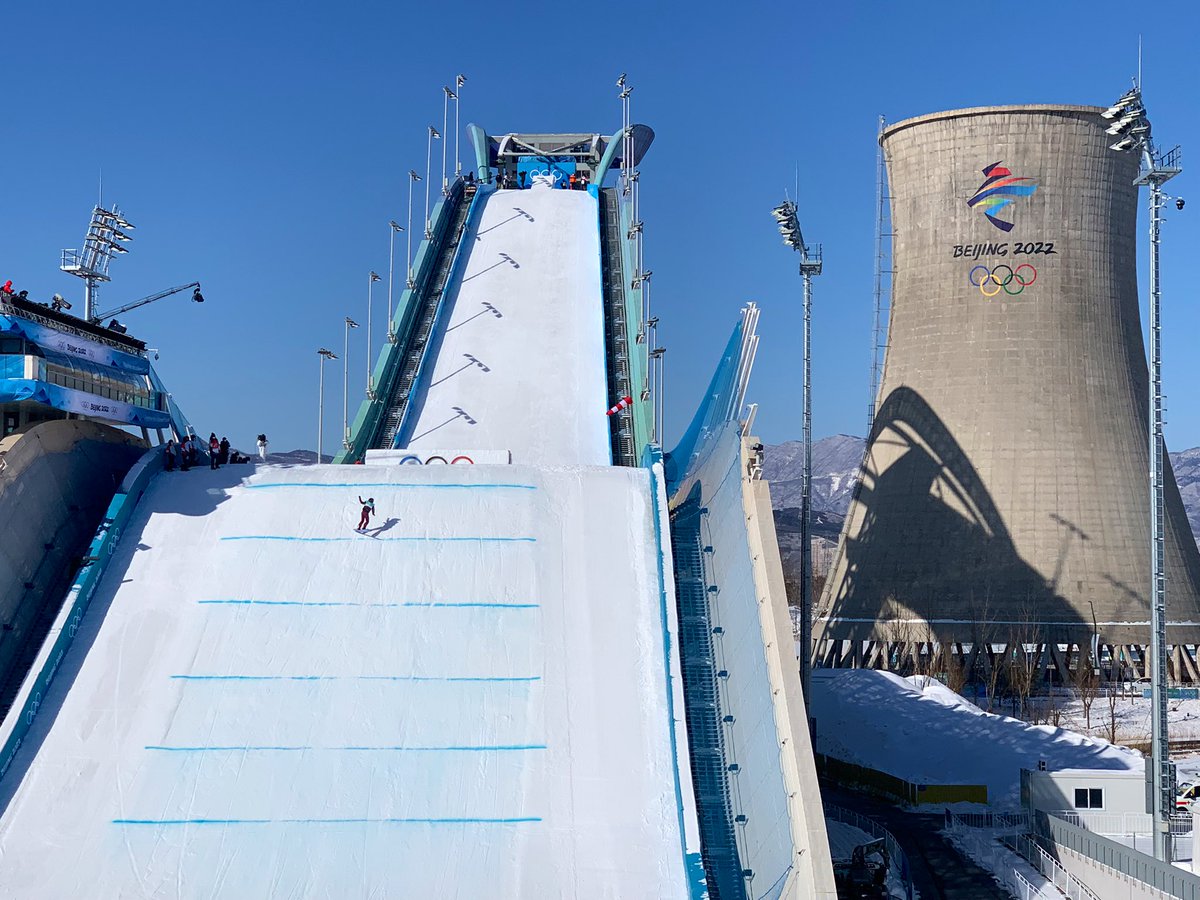 Hesteroz's tweet photo. What a great day to be outdoors and watch two sports at the same time supporting our Dutchies😍 @KmSleper #melissa #niek #bob  #snowboard #insidetheloop https://t.co/BVKFrhKSt2