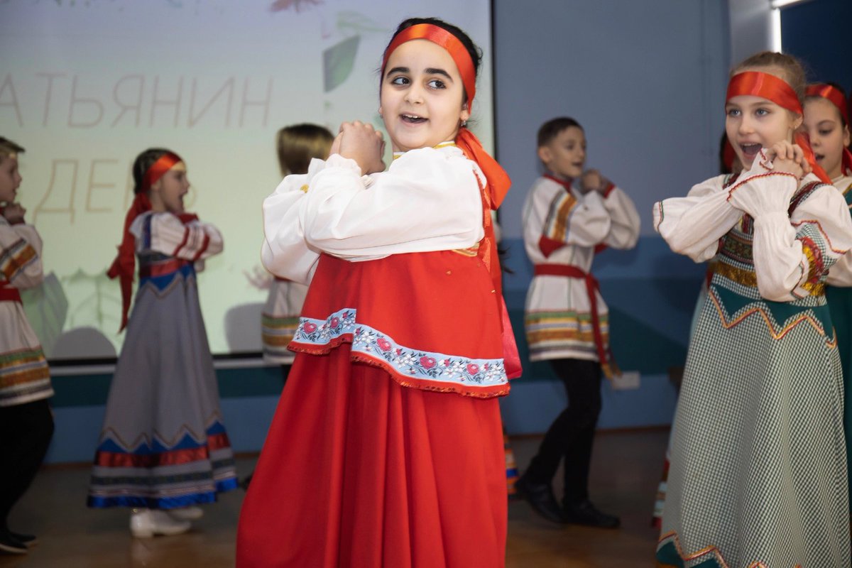 В рамках национального проекта "Образование" обучающиеся фольклорного ансамбля «Соловушка» МБУ ДО ЦВР «Парус» приняли участие в тематическом мероприятии «Зимние праздники в культуре народа», организованном и проведённом на базе Центральной городской детской библиотеки г.о. Самара