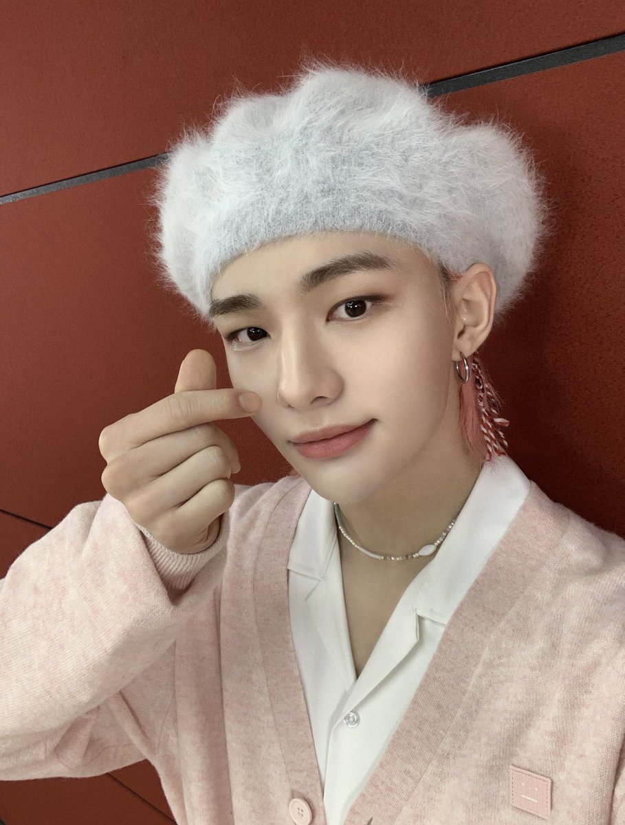 hyunjinpost's tweet photo. https://t.co/FvKQs1v7E5