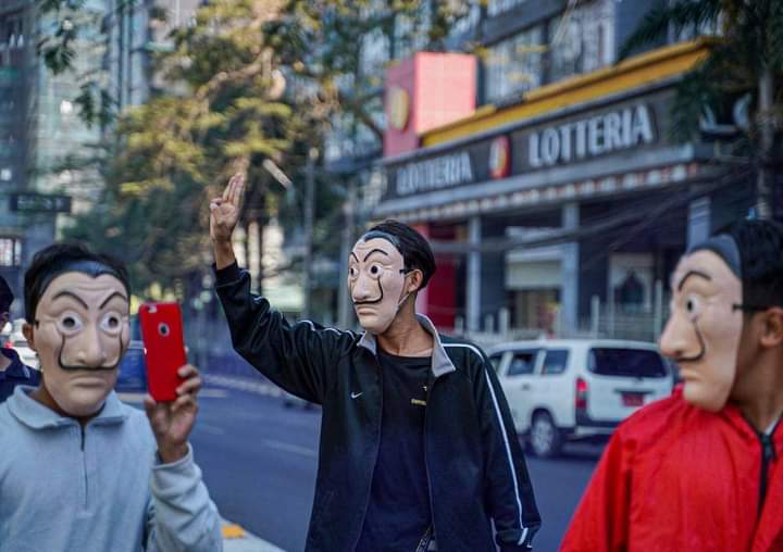 b3rry_y's tweet photo. '"Yangon" that revolts Dictatorship' Youths marched on Kabaraye Road in Yangon, and protested against the regime, demanding to the end of Telenor Myanmar's sale of a company affiliated with the military regime.

#Telenor_ProtectUsersData 
#2022Feb14Coup 
#WhatsHappeningInMyanmar https://t.co/WFxL2EkbrI
