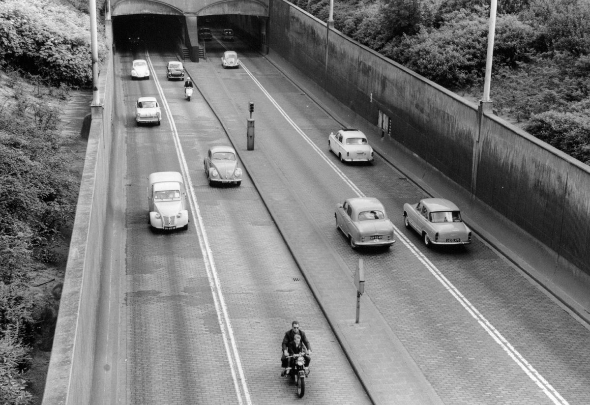 De #Maastunnel bestaat vandaag 80 jaar! 🥳 Een icoon en nog altijd een belangrijke verbinding tussen Noord en Zuid. De tunnel heeft ook de NRP Gulden Feniks Prijs gewonnen in de categorie renovatie! ➡️ bit.ly/3sAOoXK

Wat is jouw mooiste herinnering aan de Maastunnel?