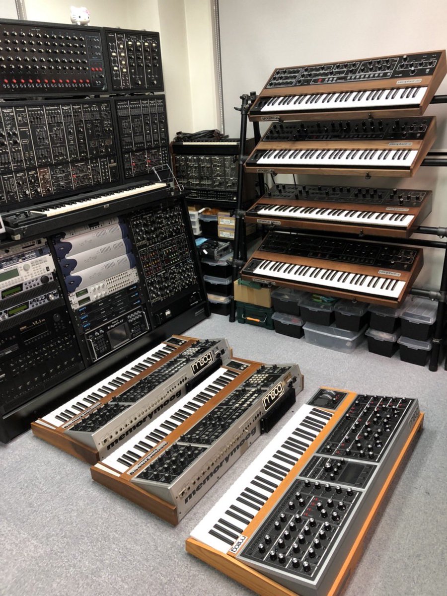 prophetRisa's tweet image. スタンドは4台しか乗りません…シンセは7台。
どれを乗せましょう？
ちなみにスタンドに乗っているのはProphet10 Rev4、Prophet5 Rev4、Prophet5 Rev3、Prophet5 Rev3
床に置いてあるのが、MemoryMoog+が2台とMoog ONE 16Voiceです。
#prophet5 #prophet10 #memorymoog #moogone #synthesizer