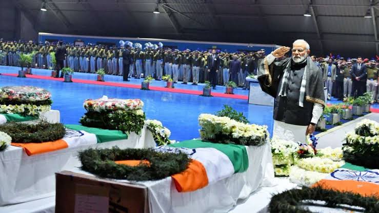 CAPFSoldiers's tweet photo. CAPF के परिपेक्ष्य में आज काला दिवस है l आज ही के दिन पुलवामा में @crpfindia के 40 वीर जांबाज कार्मिकों ने उग्रवादियों के एक कायराना हमले में सर्वोच्च बलिदान दिया था l उन नौनिहालों को नमन एवं उनके परिवार को याद करते हुए आज CAPF ex परिवार राजघाट पर शांति पूर्ण भारत सरकार 1/n https://t.co/Sqh6OVDlWs
