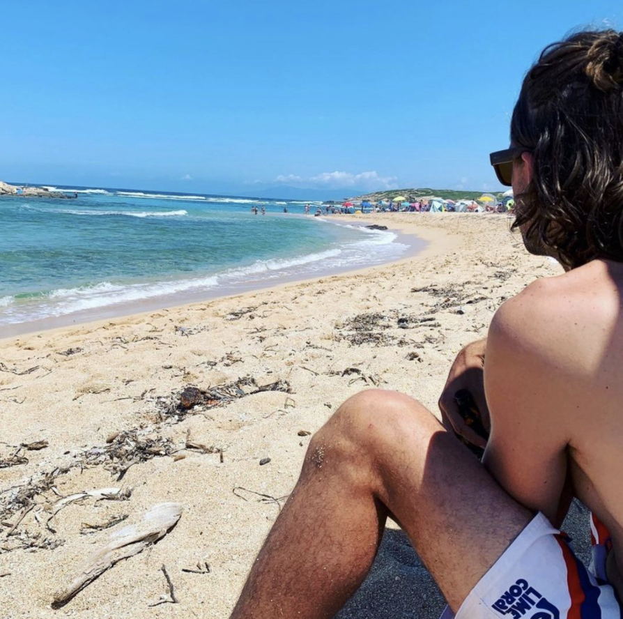 DswTravelblog's tweet photo. Quei rari momenti in cui riesci ad ancorarlo in spiaggia, accanto a te, perché finalmente il mare è piatto.
…e lui continua a vagare con lo sguardo nel vuoto verso il picco in lontananza, sperando in una bufera improvvisa 🙄
L'amore è...🤦🏻‍♀️❣️
#surfista #surfislife #SanValentino https://t.co/axHdPaJCNx