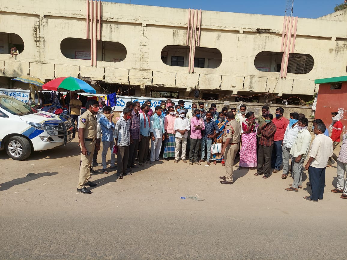 psshadnr_cyb's tweet photo. #ShadnagarPolice Patrol Mobile-I Staff Conducted awareness programme, explained on Ganja, Drugs, #CyberCrimes, CC Cameras and Property Offence Cases at Old NH7 road near Indian Petrol bunk, Shadnagar.
#CyberabadPolice https://t.co/AoIFfkMpKn