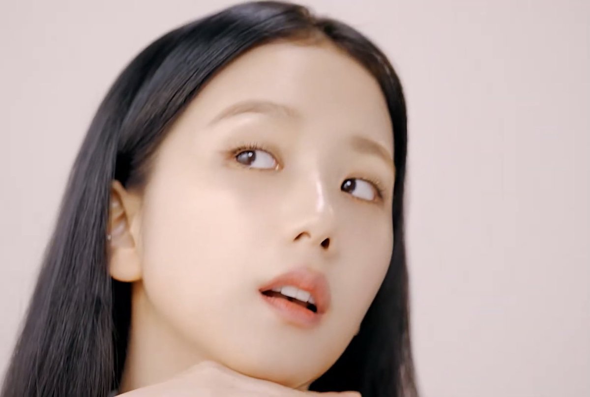 archivejisoo's tweet photo. heavenly beauty https://t.co/8IpHrDOEXS
