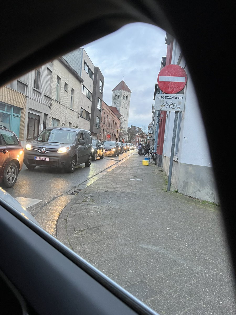 n2one's tweet photo. @ivagogent Waneer zullen jullie jullie route aanpassen? 8u10 smidsestraat. 3 scholen in de buurt. Alles is geblokkeerd… hetzelfde route 40min later (of vroeger) en alles is opgelost… @Stadgent https://t.co/uVtJxq4NSN