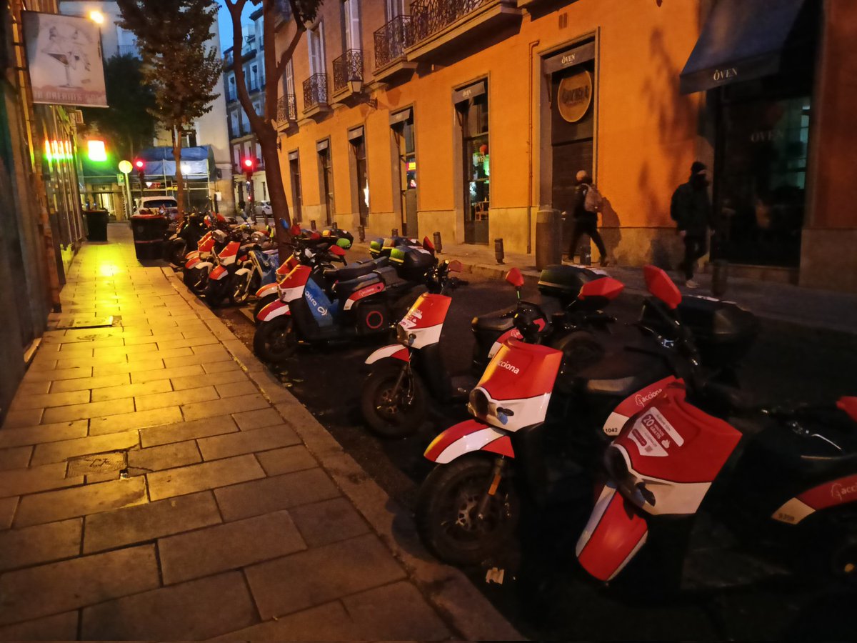 DulceRequemada's tweet photo. @AccionaMoto por favor, ya nos es demasiado difícil aparcar a los vecinos del centro que pagamos zona SER, como para que vuestras motos ocupen esta ristra de espacios. (C/ San Mateo) Lleva así DÍAS. Hay zonas para motos en calles adyacentes. Donde los coches no se pueden aparcar https://t.co/uZcAdbFucE