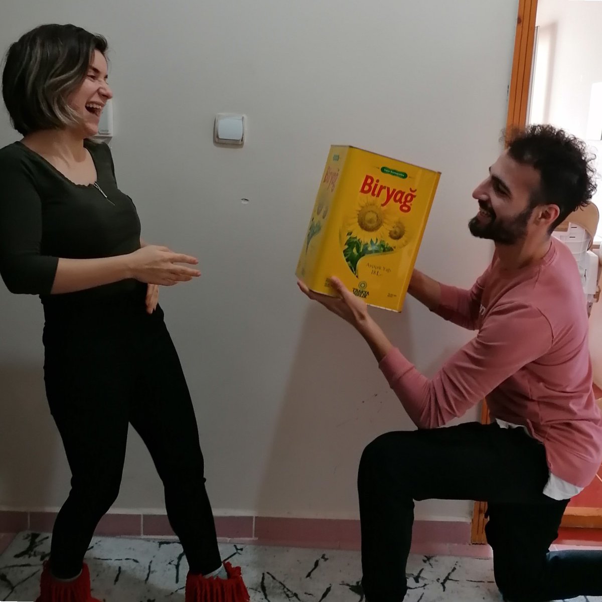 Enişteniz market alışverişinden sonra en güzel hediyenin bu olacağını düşünmüş. "Bu kadarına gerek yoktu dedim" ama dinletemedim.(izahıolmayanşeylerinmizahıolur)
#sevgililergunu #SevgililerGuenue