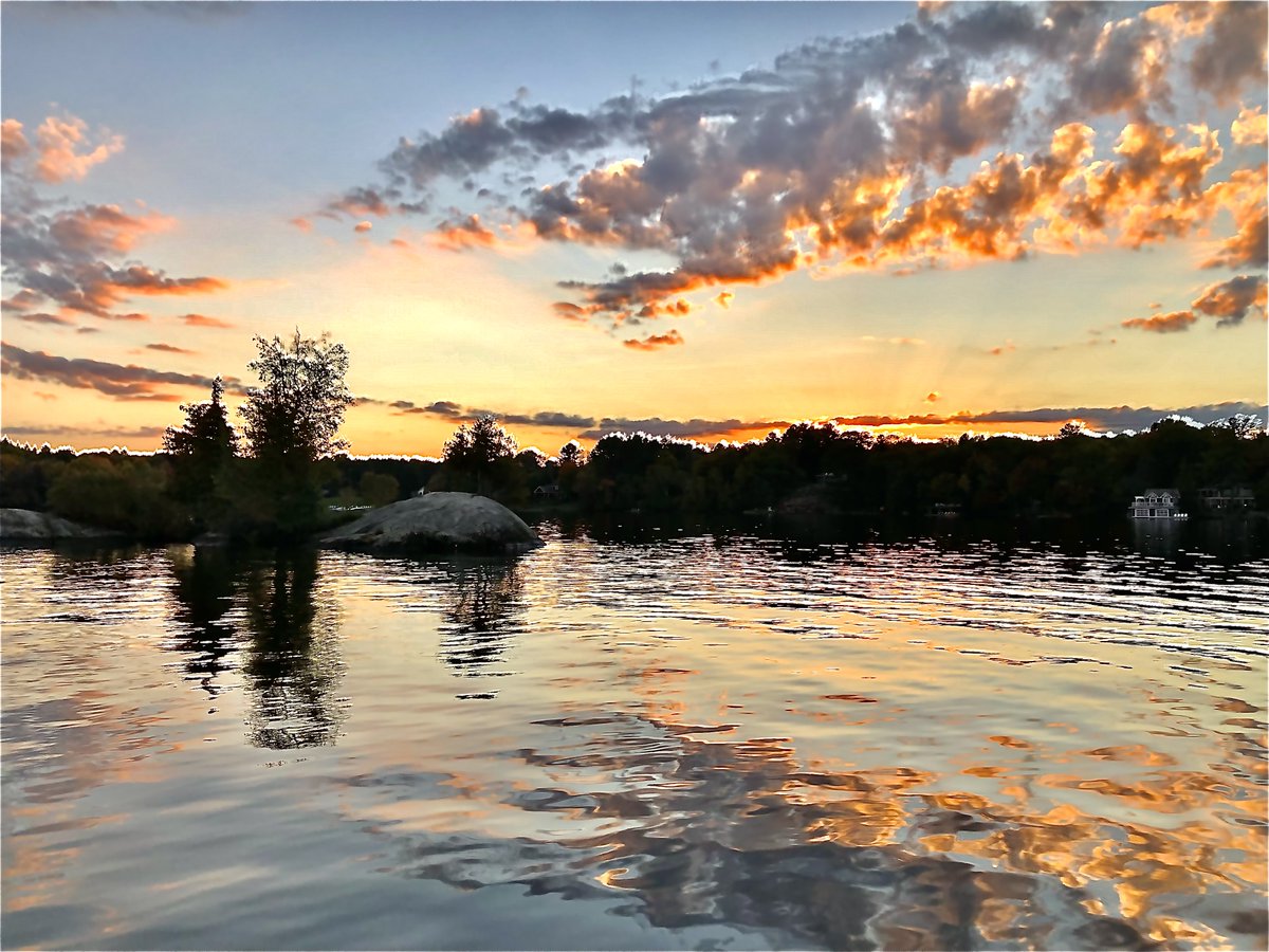 MuskokaBirch's tweet photo. We still have a few weeks in the summer left. #daretocompare #cottagerental #rentalrates #lakerosseau #muskoka #muskokalife #muskokabirch #muskokacottage #fourseasoncottage #muskokacabin #muskokasummer #muskoka2022 https://t.co/yRHIAVrZol
