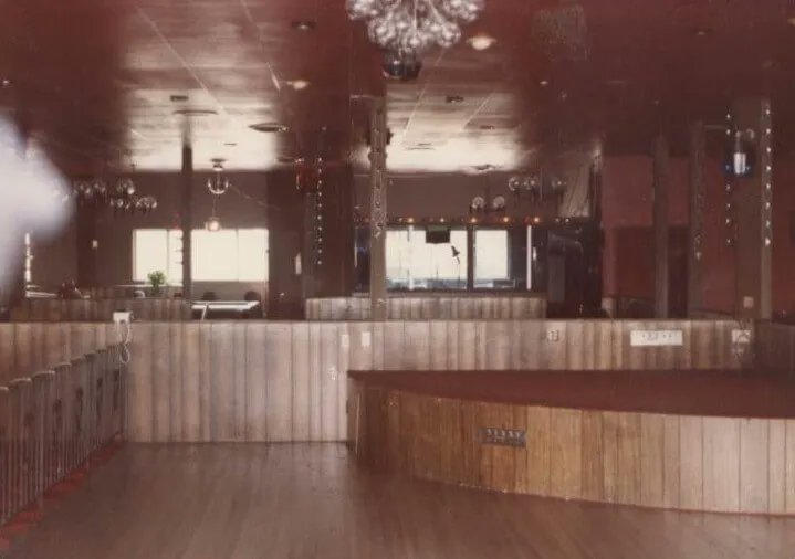 🌴 Le Eve After Dark, en fond ici, était une boîte de nuit mythique de Compton, où officiait le World Class Wreckin' Crew, 1er groupe de Dr. Dre &amp; bien d'autres artistes. C'est aussi ici qu'à été enregistré Boyz-N-The-Hood. Qu'il soit représenté au Superbowl est symbolique ! ☀️