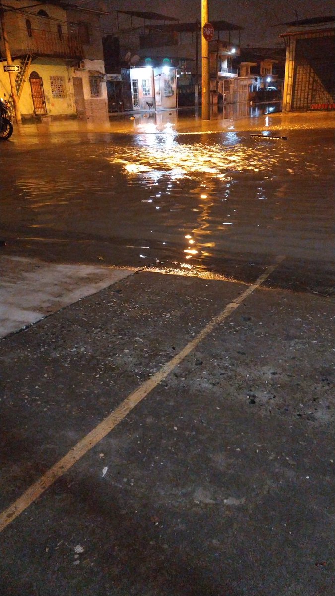 Dennysrojast's tweet photo. @interagua Calle 28 y la f del lado de la 29 , parece río el agua sale de donde estaban haciendo un trabajo https://t.co/hZ8ySnn5bd