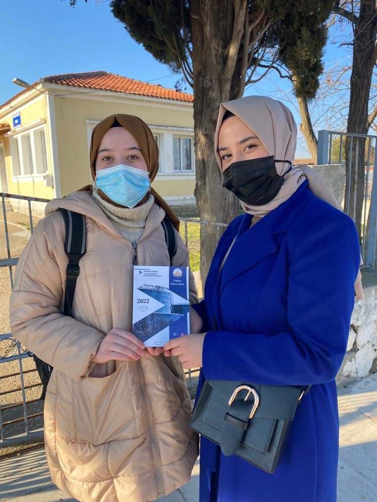 _disiliskiler's tweet photo. Gönül Elçileri Batı Trakya'da Katalog Dağıtımına Devam Ediyor... 😍

Üniversitemizde öğrenim gören Yunanistan uyruklu öğrencilerimiz Batı Trakya'da Üniversitemiz tanıtımına ve 2022 Dış İlişkiler tanıtım kataloğu dağıtımına devam ediyor. https://t.co/eerTK1vGXI