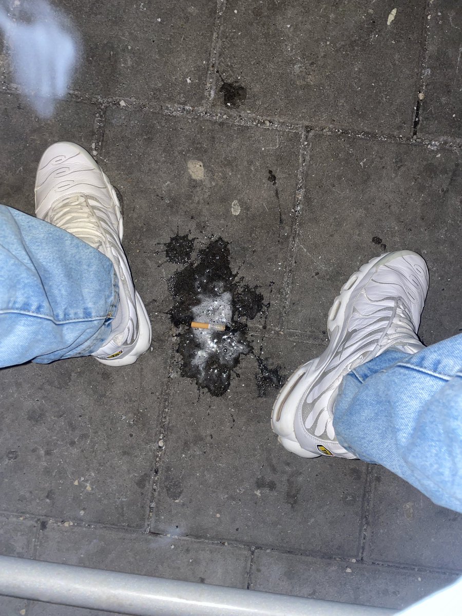 sneakerboy18261's tweet photo. Wer leckt Boden &amp;‘ sneakers 👟 sauber ? 😏😉👟 https://t.co/6zYroJ3oiR