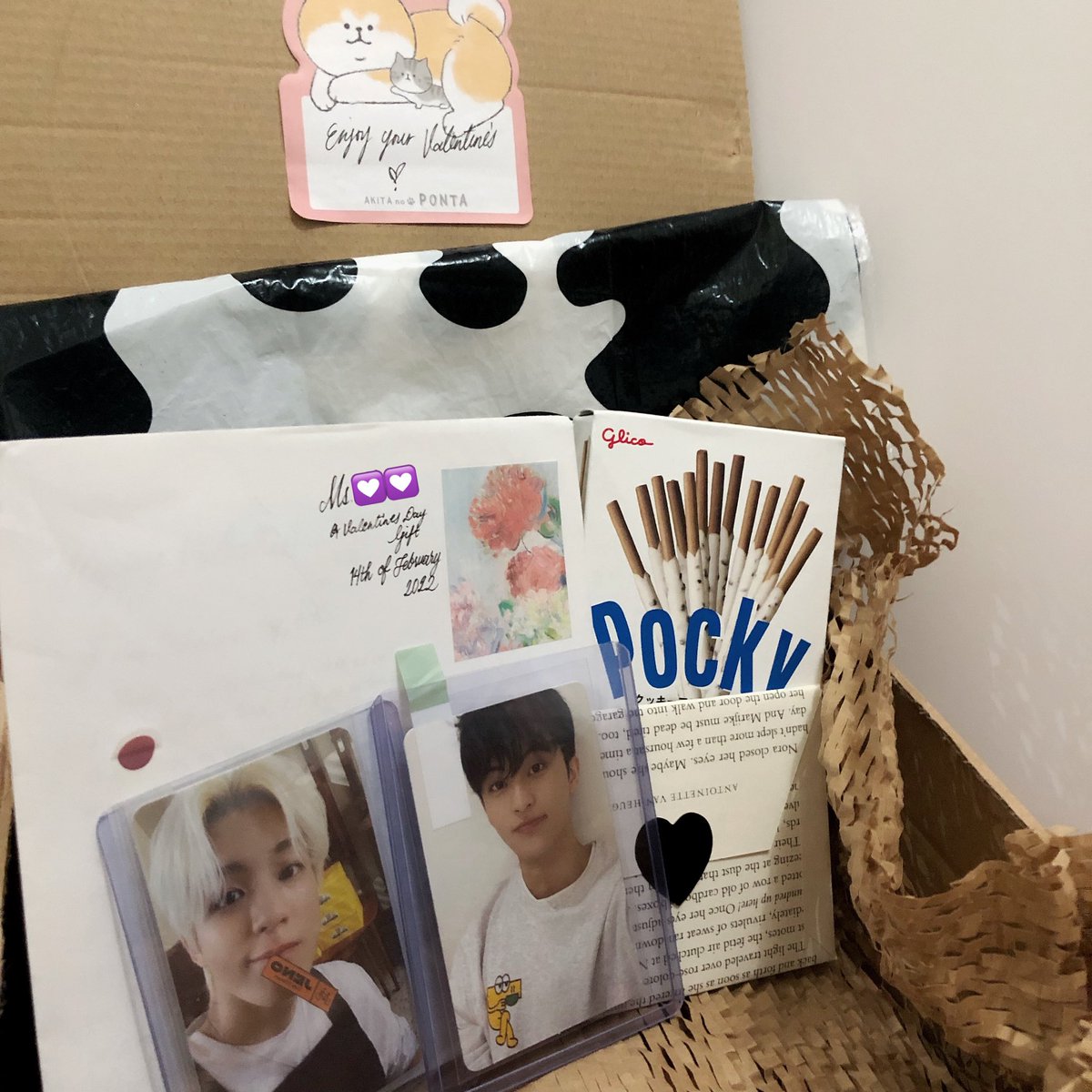 Ieekart's tweet photo. valentine’s care package from my bff @sleeplessvelvet ! 🤍 thank u for making me the happiest, i love u >:(( https://t.co/JzLQN95qsv