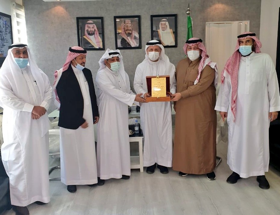 اليوم تشرفت بتكريمي من د. ثابت جنيد مدير #مكتب_التعليم_جنوب_المدينة لحصولي على درجة الدكتوراه ، وأشكرزملائي مديري المدارس أ. عبدالرحمن الحسيني و أ. محمد الثنيان لمشاركتهم في تكريمي سائلاً المولى أن يجعلها عوناً لي في طاعته. @MOE_MDI_01_2021
