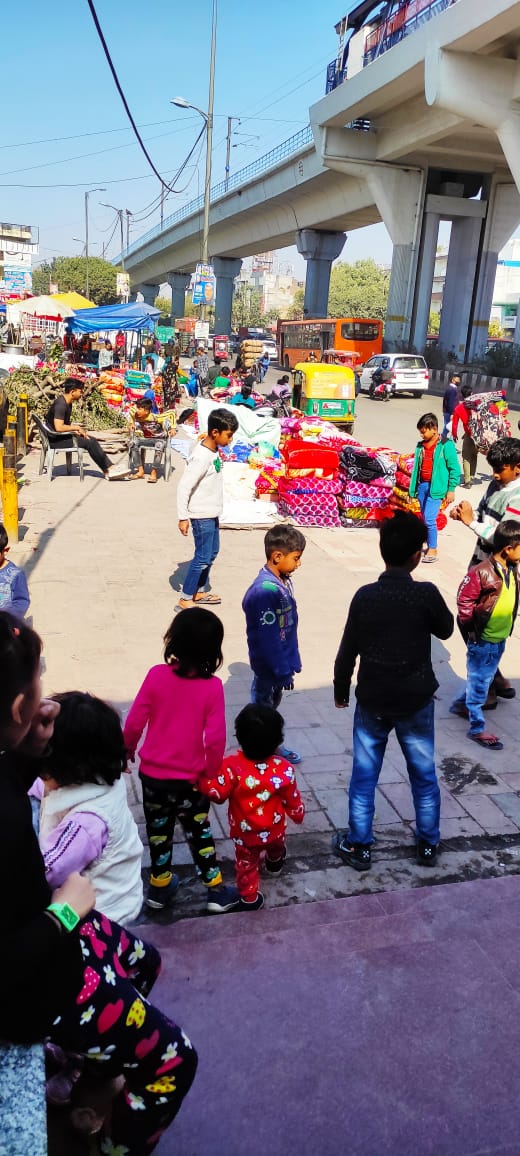 shubu0002's tweet photo. यह दुकानें कानूनी रुप से सही?किसके आदेश पर चल रही है?और ये लोग आये दिन शराब पीकर लड़ाई-झगड़े करते,लोगो से जबरदस्ती कम्बल खरीदने को बोलते एवं बदतमीजी से व्यवहार करते है,लोगो को तमाम परेशानियाँ-असुविधाएं हो रही है,कृपया इस पर ध्यान दें।
आदर्श नगर मेट्रोस्टेशन गेट न.04 दिल्ली-110033 https://t.co/r3VQBRMxSo