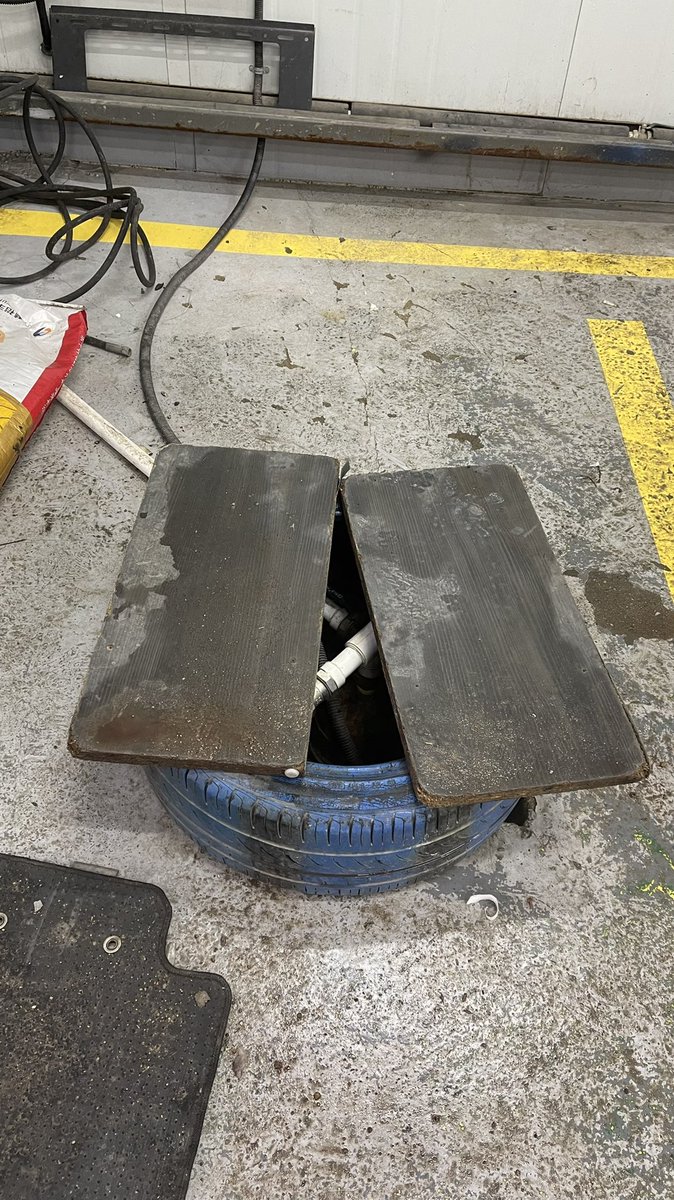 энэ авто угаалга гүний худагнаас нөөц үүсгээд машин угаагаад бхын. хянадаг барьдаг газар бдын болуу. арай л харамсмаар юмаа. !!!