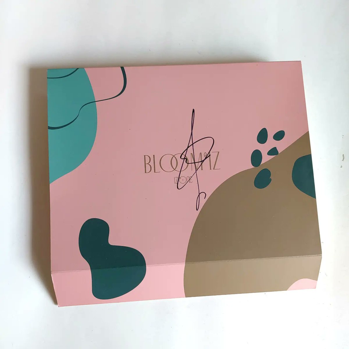 KworldStuff's tweet photo. [WTS] IZ*ONE Eunbi Signed "BLOOMIZ" Album (Sleeve only!)

Official &amp; authentic.
Handsigned by Eunbi.
Only the signed album sleeve/cover, take note.

$18USD
Price exclude shipping &amp; fee.
Pm me if interested, thank you.

#izonewts #sales #goods #wizone #lfb #eunbi https://t.co/LZfZGLo9xx