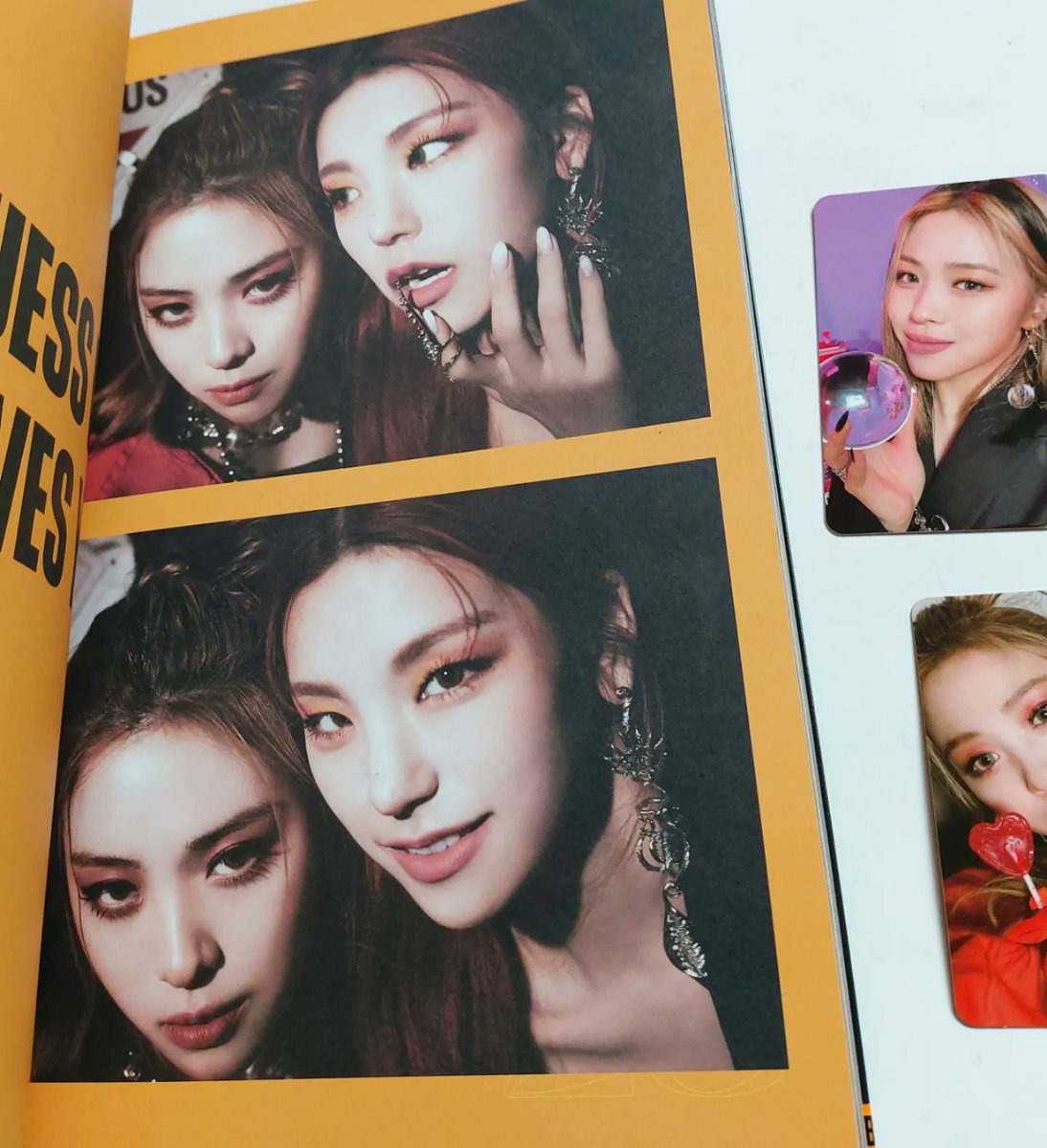 KworldStuff's tweet photo. WTS: ITZY Signed "GUESS WHO" Promo Album

• Official &amp; authentic.
• Signed by all members (Ryujin, Lia, Yuna, Chaeryeong, Yeji)
• Includes Ryujin insert set (2 photocards &amp; mini poster)

USD $350!
Price exclude shipping &amp; PayPal fee.

Pm me if interested!

#itzy #wts #lfb https://t.co/KrDyNtHxlh