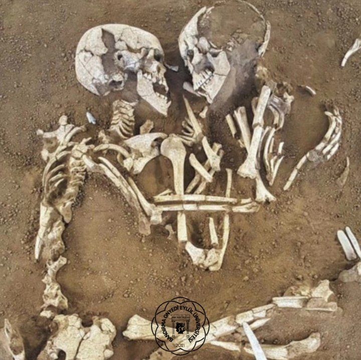 Valdaro Aşıkları, çift 6000 yıldır birbirini tutuyor. San Giorgio'da bir mezarda Arkeologlar tarafından keşfedildi. #SevgililerGünü