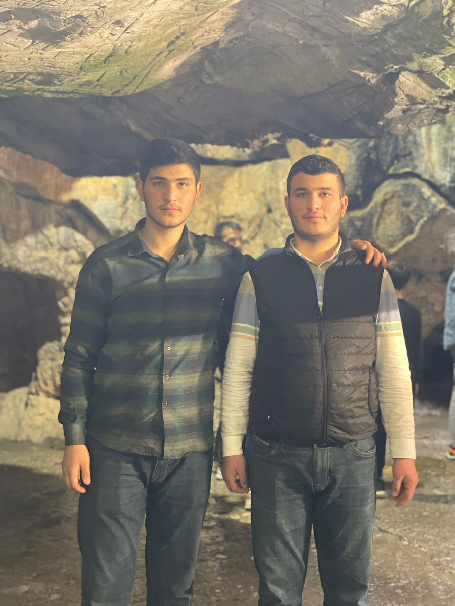 SEN ÇİÇEK OLUP ETRAFA GÜLÜCÜKLER SAÇMAYA SÖZ VER.
TOPRAK OLUP BAŞIMIN ÜSTÜNDE TAŞIYAN BEN OLURUM..! #AĞABEY