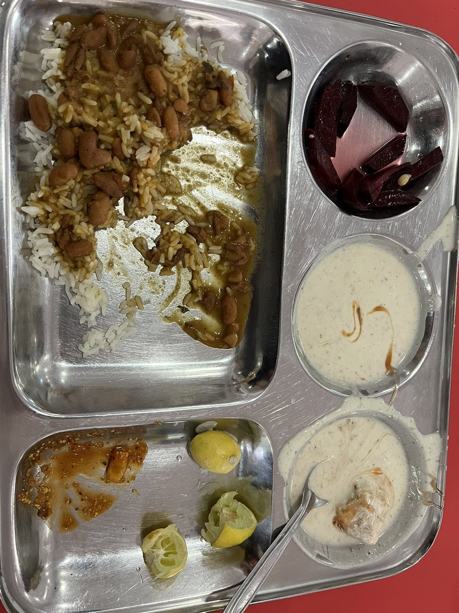 albatraoz____'s tweet photo. Cake khane ke time pe raajma kha rhi hu🥲 https://t.co/aSvqZL4X30