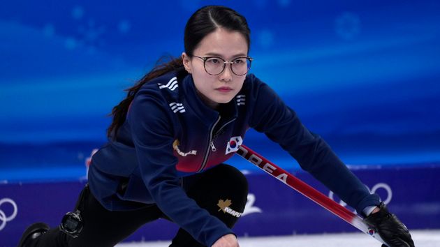 『メガネ先輩』のいま。キム選手は産後復帰して臨んでいた【カーリング日本vs韓国】 / Twitter