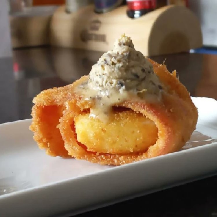 descubrelatrufa's tweet photo. ¿Qué mejor forma de relajarse que probando unas tapas truferas común vino @docalatayud?

#aragonalimentosnobles #trufa #trufanegra #trufanegradearagon #descubrelatrufa https://t.co/LWG8JP9so9