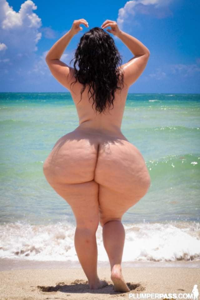 ختي هدى لكبيرة لقحبة في البحر شو رايكم فيها 😘❤️