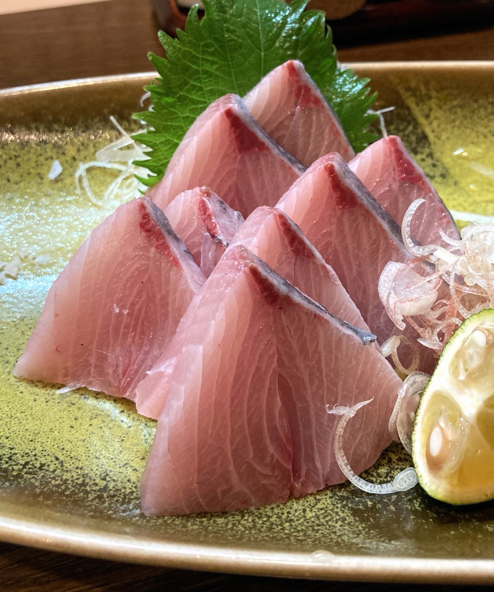GrBo020811's tweet photo. 【ゆめり】金沢市

居酒屋Vol.80

金沢の人気店。
北陸住みの友人が予約してくれました。

料理はどれもクオリティが高いけど
観光地の割には価格はリーズナブル🙂

ブリと炙ったメジマグロ。皮はぎ肝あえ。ガス海老。
ブランド椎茸の焼きもの。どれも美味しかった♪

雰囲気が良くていいお店でした😗 https://t.co/EBqIzr0c8P