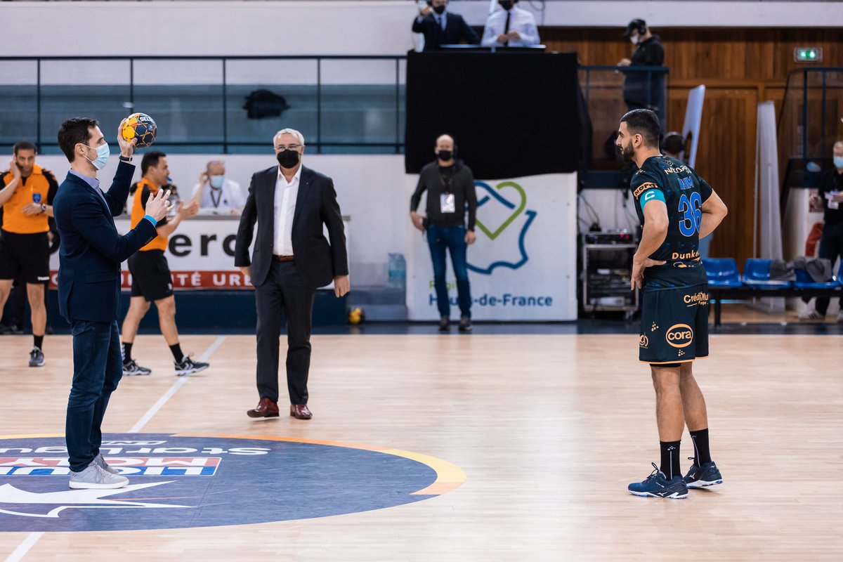 USDKDunkerque's tweet photo. Hier soir nous avons eu le plaisir de revoir un certain Pierre Soudry sur le parquet de Dewerdt pour le coup d’envoi du match contre Montpellier ! 💙🖤

Mais cette fois-ci dans une nouvelle tenue… 👔 

@PierreSoudry https://t.co/JfSS46buJU