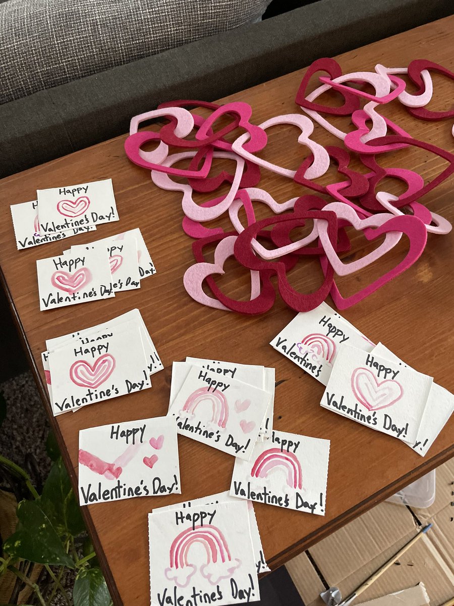 MrsPie25's tweet photo. @LunchNoteSketch She also painted 26 valentines for her classmates https://t.co/kVMWpKFKOQ