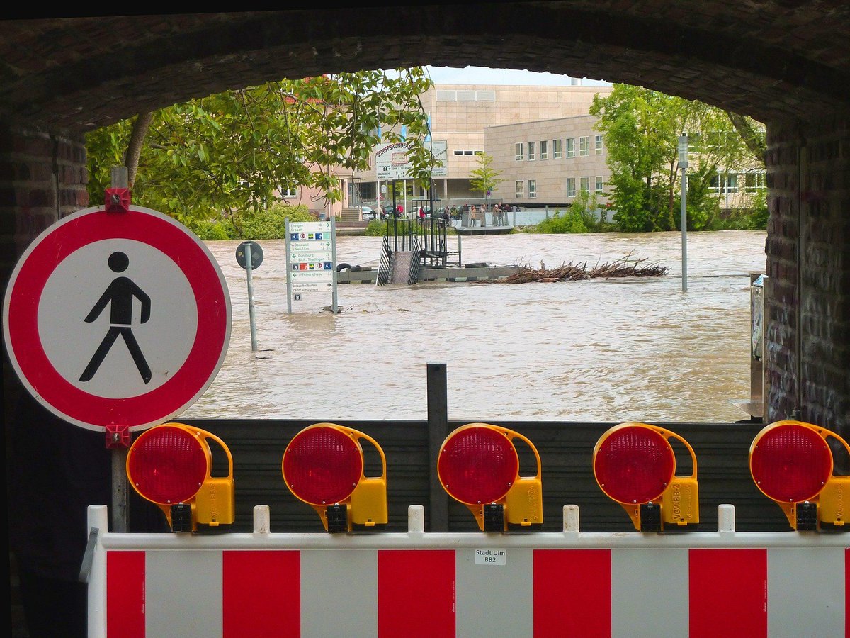 Uni_Stuttgart's tweet photo. Hitzewellen oder Starkregen: Städte sind von den Folgen des Klimawandels hart betroffen. Das Forschungskonsortium #CoKlimax mit Beteiligung des Instituts für #Ingenieurgeodäsie der #UniStuttgart möchte mit Satellitendaten Städte klimasicher machen. https://t.co/A1uNwQPnV9 https://t.co/hk1gQgffwf