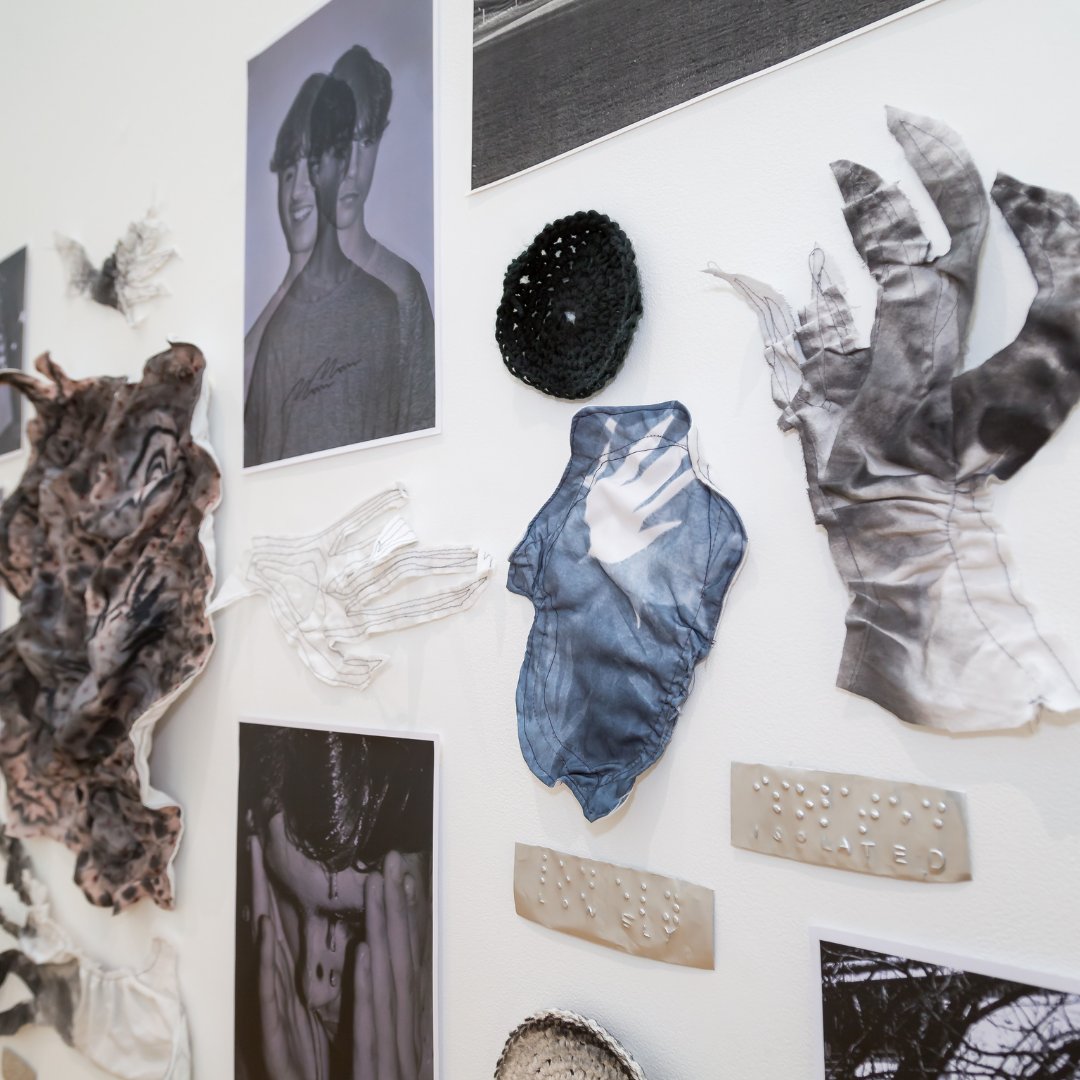 CourtyardArts's tweet photo. 🎨 Our Accessible Exhibition with @HerefordArtsCol is now up in The Courtyard Gallery! 🎨

An accessible exhibition and multi-media event by HCA students 💜

These photos are just a fraction of the talent so come and see the full display (here until 21 March!) ✨

#HerefordHour https://t.co/Sv1H2YelXI