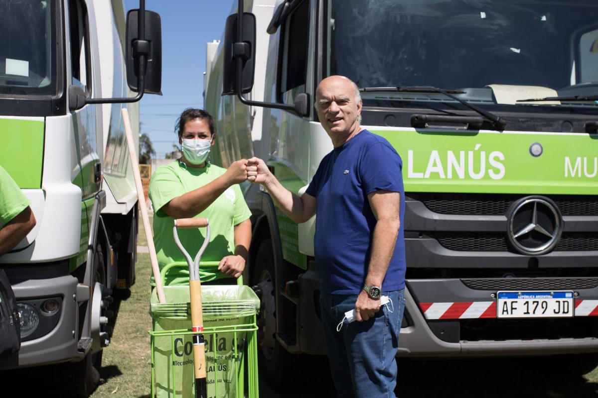 Nestorgrindetti's tweet photo. Junto a @diegokravetz y Gastón Cochello asistimos a la presentación del nuevo convenio  con Covelia en el Parque Lineal de Monte Chingolo 🚛

Desde el municipio se reforzará la recolección de residuos, barrido y concientización ambiental para el beneficio de todos los vecinos. https://t.co/NjSCk5dJc0