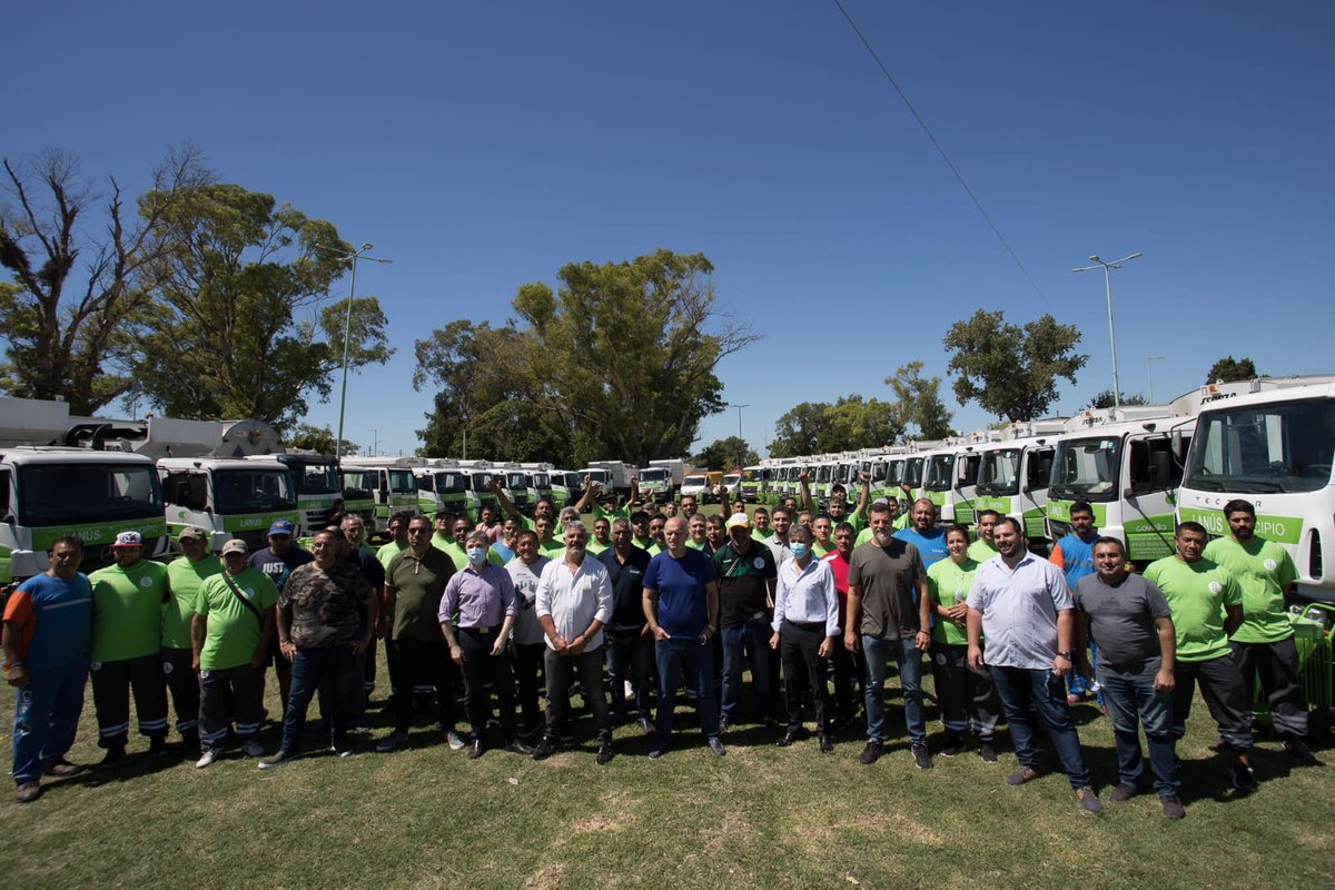 Nestorgrindetti's tweet photo. Junto a @diegokravetz y Gastón Cochello asistimos a la presentación del nuevo convenio  con Covelia en el Parque Lineal de Monte Chingolo 🚛

Desde el municipio se reforzará la recolección de residuos, barrido y concientización ambiental para el beneficio de todos los vecinos. https://t.co/NjSCk5dJc0