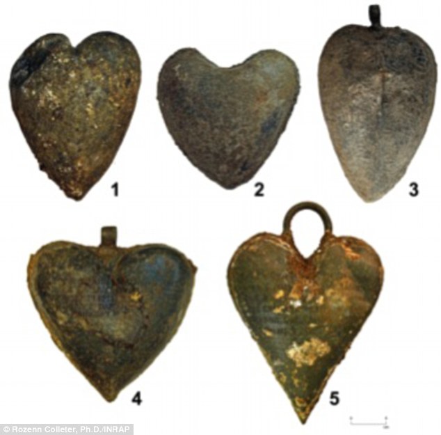 DrSamGeorge1's tweet photo. GOTHIC VALENTINES Mary Shelley is rumoured to have kept Percy Shelley's heart in a silken shroud, carrying it with her for years (his remains were in Rome). After she died the heart was found in her desk wrapped in his poems. It's hard to out goth that! 🎨Embalmed  hearts https://t.co/bF9bBShbKy