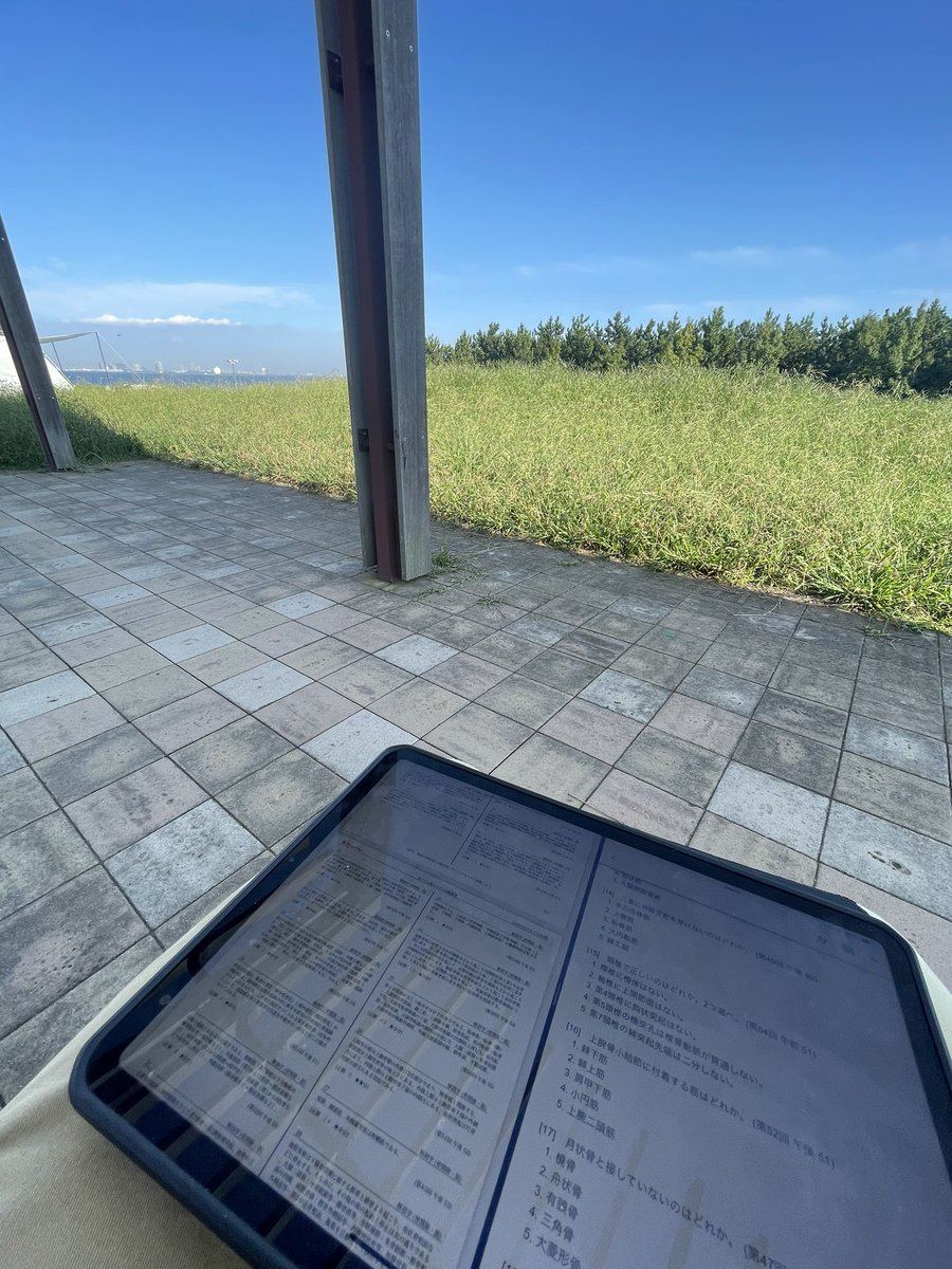 watermelon_0868's tweet photo. 学費足りなくて音大行けんくて、必死こいてバイトしながら大学行ってる。それなのに、設備使って実技練習もできず、「練習量が足りない」ってどういう大学ですか？？？？
家でバイトから帰って深夜まで患者さんとの会話を考えてできる限りの設備で勉強した僕の毎日は無駄でしたか？？？？？？ https://t.co/0NlyYal5DS