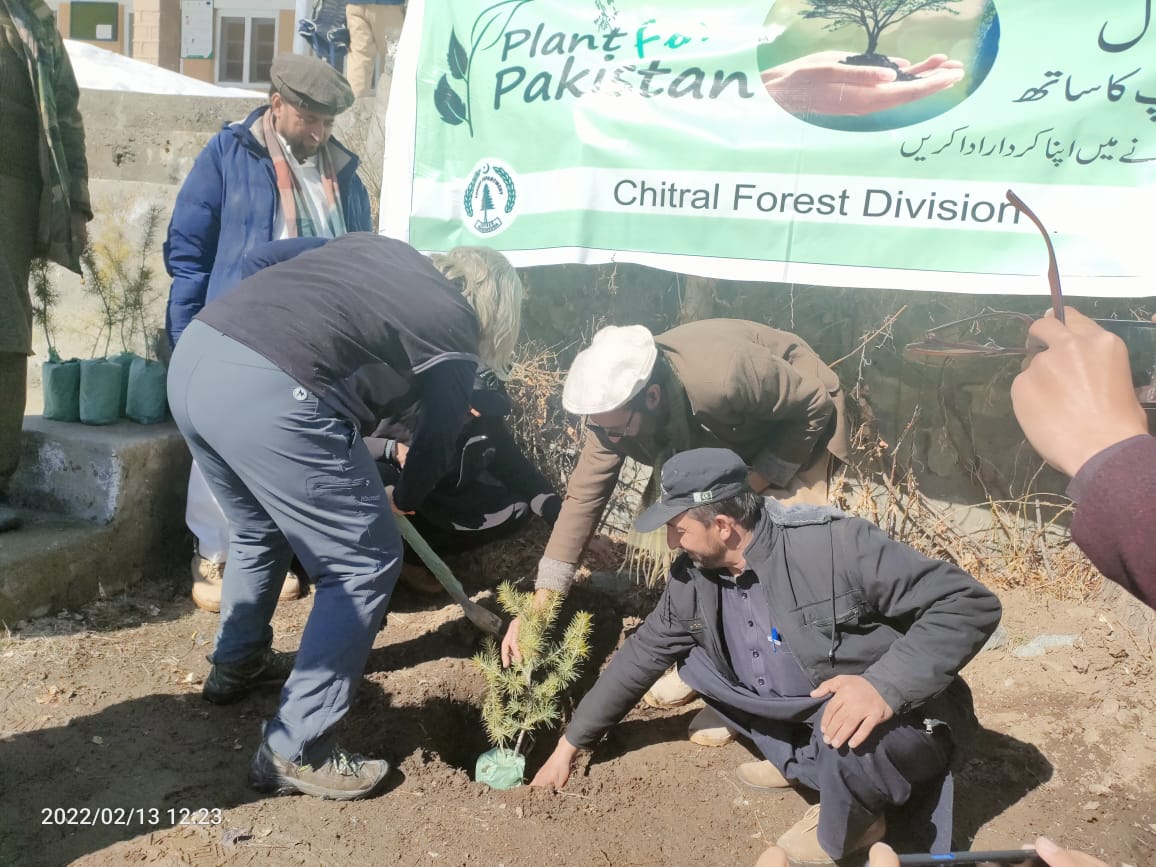 AbidMajeed1969's tweet photo. Wonderful !!
High Commissioner of 🇨🇦to 🇵🇰 Excellency @gilmour_wendy planted Deodar sapling & distributed plants amongst Locals at Madaklasht in support of green growth & #Plant4Pakistan initiative on 13.02.2022
#KPForests https://t.co/iW1NFgtIBx