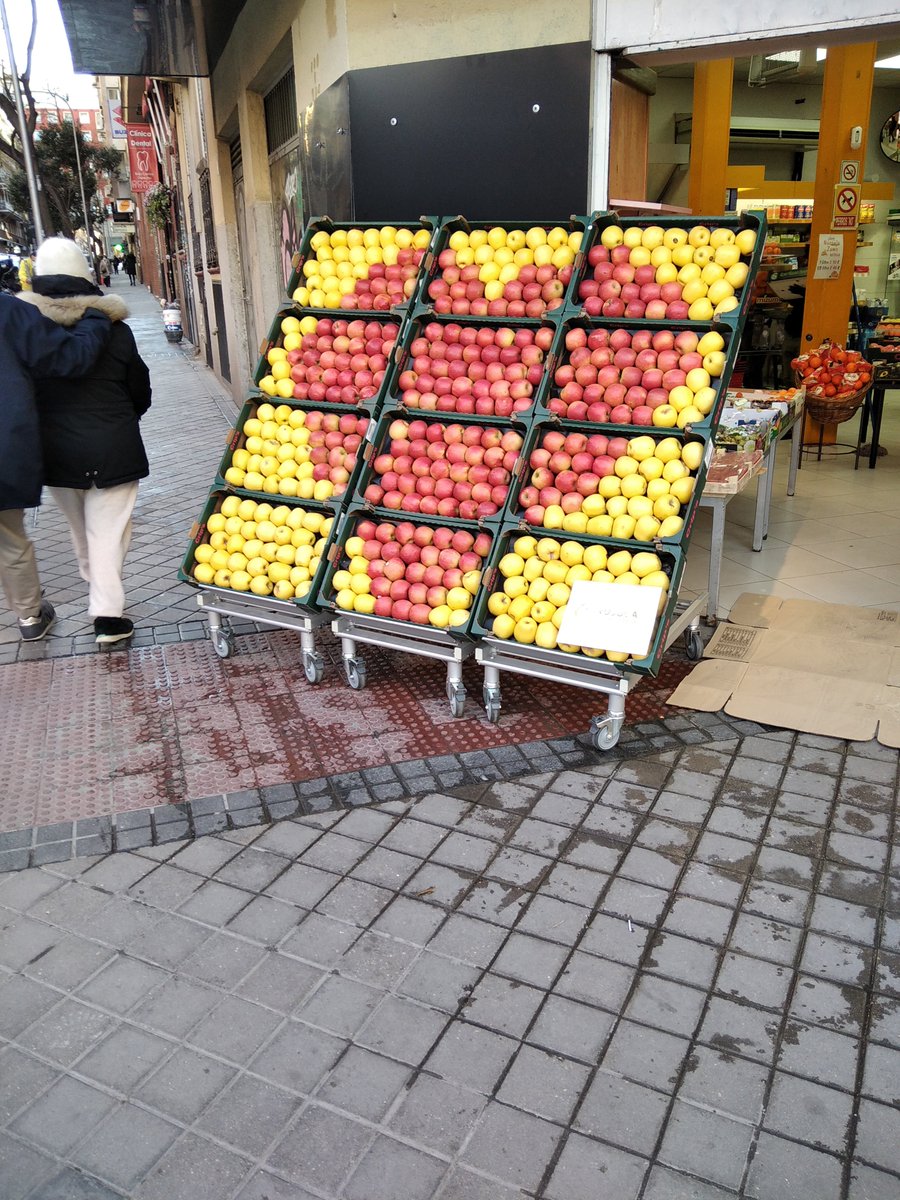 centroespa's tweet photo. Desconocemos si el mensaje es para alguien en particular o para todos, ni si es una iniciativa personal o corporativa, pero queremos felicitar por la idea a la frutería de la esquina😊
#CENPdesde1957 #Diseño #Turismo #Marketing #Publicidad #Comunicación #Inglés #SanValentin https://t.co/mJScsyWUHm